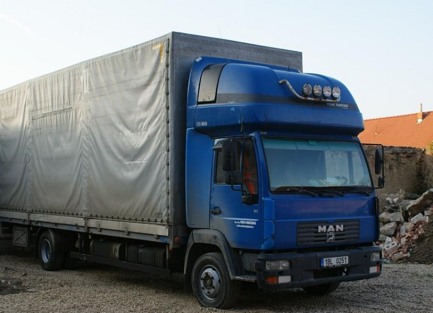 В Краснодаре 17-летняя девушка погибла под колёсами  грузовика