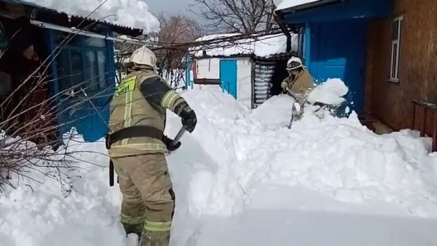 Спасатели на Кубани помогли пенсионерам отчистить дворы от снега 
