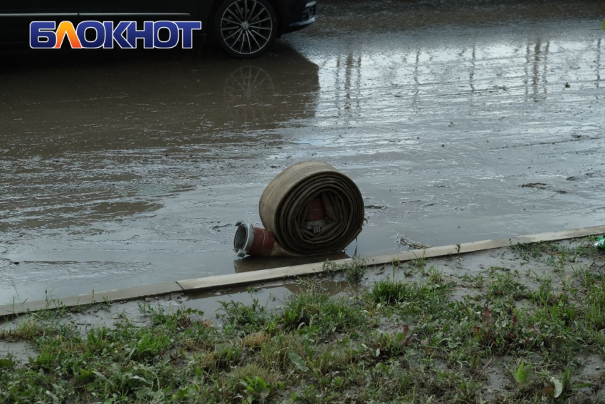 В ЕДДС не смогли откачать воду после длительного дождя на улицах Краснодара