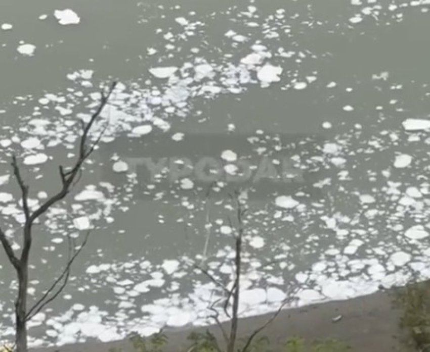 Пену и масляные пятна заметили краснодарцы в реке Кубань 