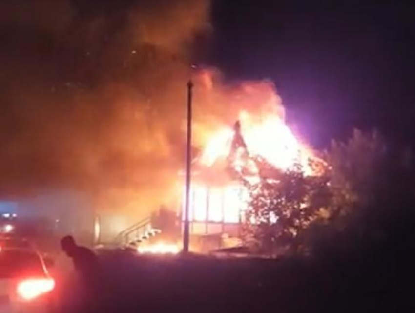 Заведение для умиротворенного отдыха сгорело на Кубани 