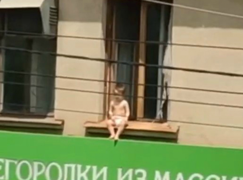 Двухлетнего ребенка в открытом окне второго этажа спасли прохожие в Краснодаре