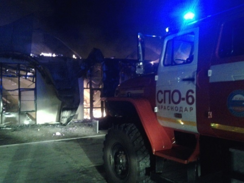 В пригороде Краснодара сгорел двухэтажный банкетный зал