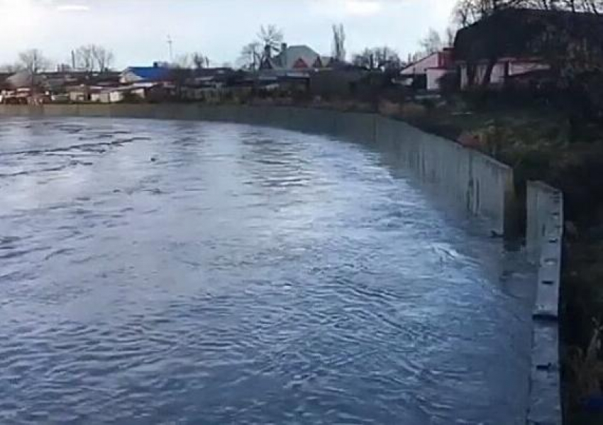 Уровень воды реки в Крымском районе поднялся до критической отметки