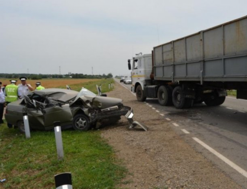 В Ейском районе в грузовик влетела машина с маленьким ребенком внутри 