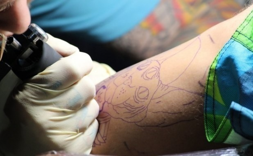 Обиженный татуировщик обокрал салон своего начальника