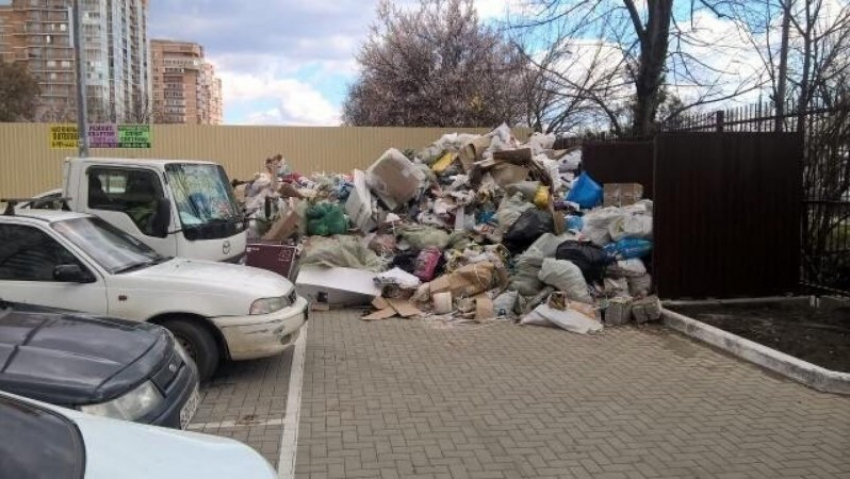  Жильцы многоэтажки в Краснодаре завалили мусором тротуар 