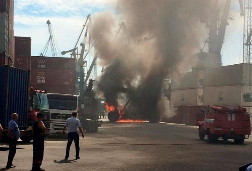 В порту Новороссийска вспыхнул моторный отсек погрузчика Ричстакер