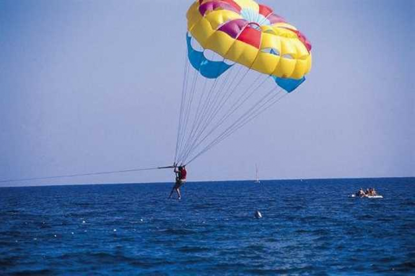 В станице Голубицкой две девушки упали с парашюта на берег