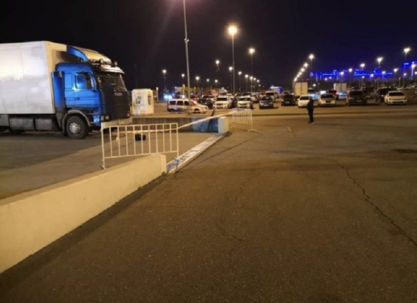 Водитель фуры насмерть сбил прохожего на парковке ТРЦ Oz Mall в Краснодаре