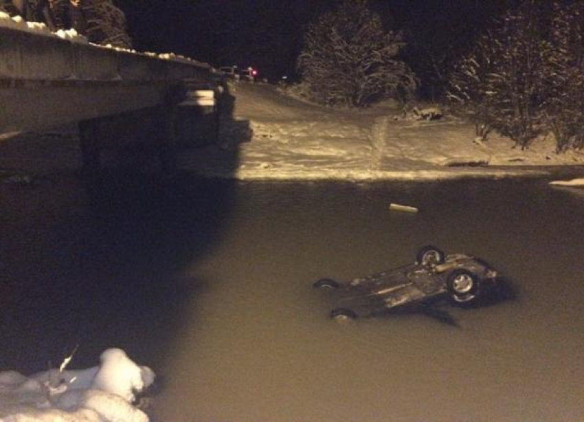В Апшеронском районе автомобиль упал в реку: два человека погибли