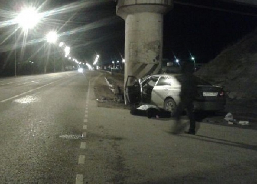 В Краснодаре «Тойота» влетела в опору моста 
