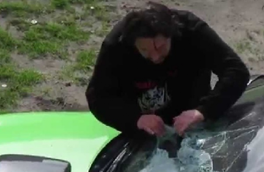 В Адыгее мужчина разбил камнем «Форд» из-за сработавшей сигнализации