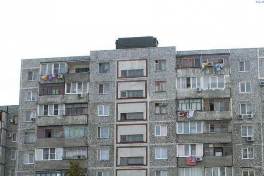 В Новороссийске с крыши многоэтажки скинули старый лифт на припаркованные у дома автомобили