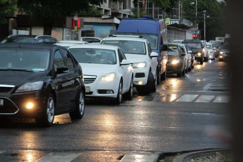 В многокилометровую пробку попали жители и гости Сочи