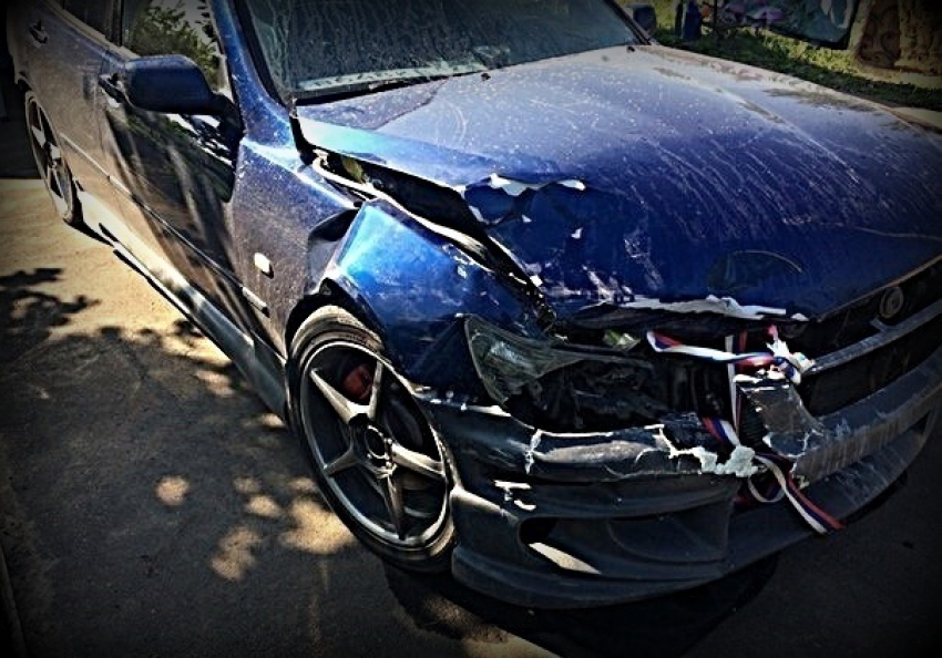 В центре Краснодара парень на «Лексус IS200» устроил крупное ДТП