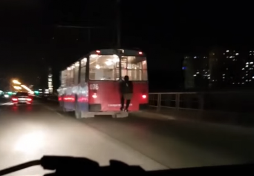  Верхом на троллейбусе: Парень рисковал жизнью, катаясь по Краснодару 
