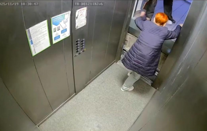 Лифт с пассажиркой сорвался с 6 этажа в Краснодаре: видео 