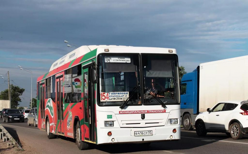  В Краснодаре начали работать на 60 пригородных автобусов больше 