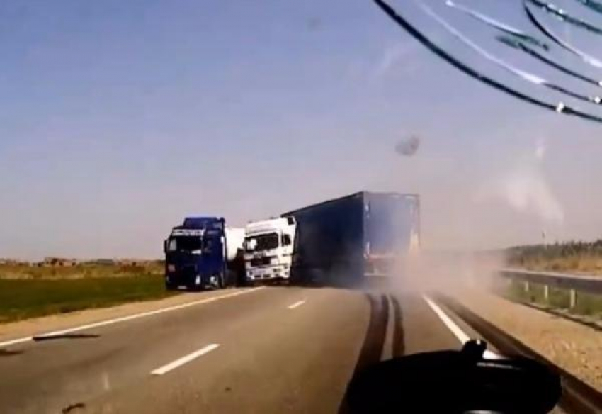 Авария на Кубани, в которой два «торопыги» подрезали фуру, попала на видео