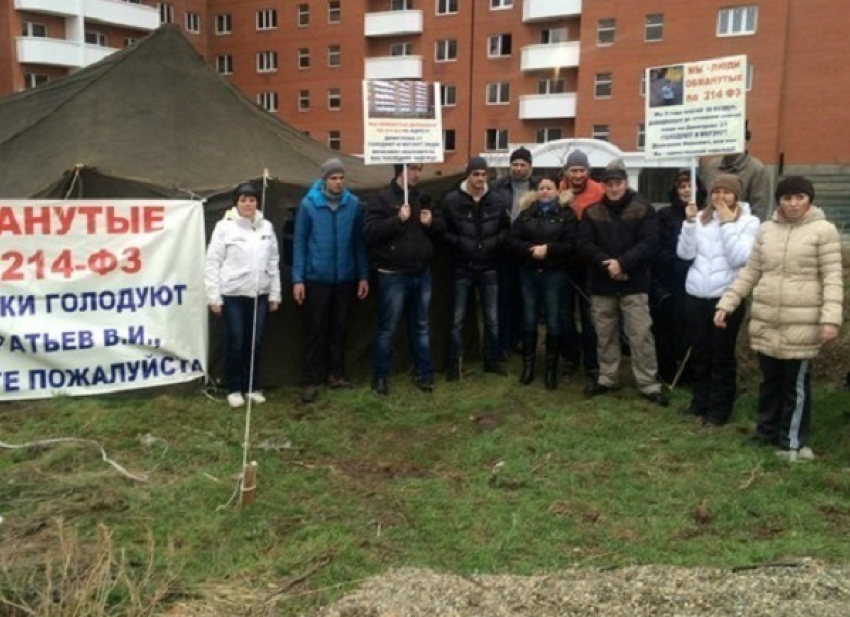 «Люди в форме» снесли палатку голодающих дольщиков в Краснодаре