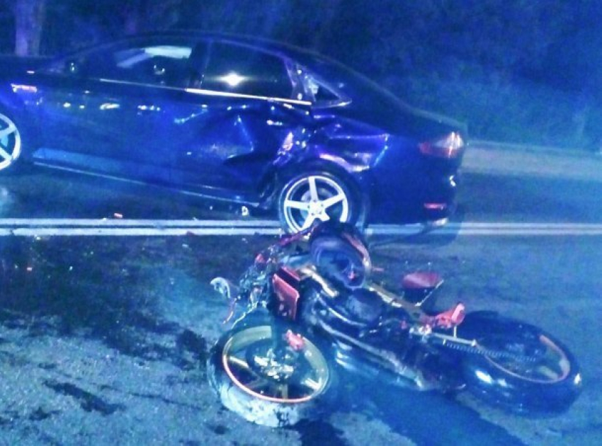  Мотоциклист врезался в разворачивающийся через сплошные авто на Кубани 