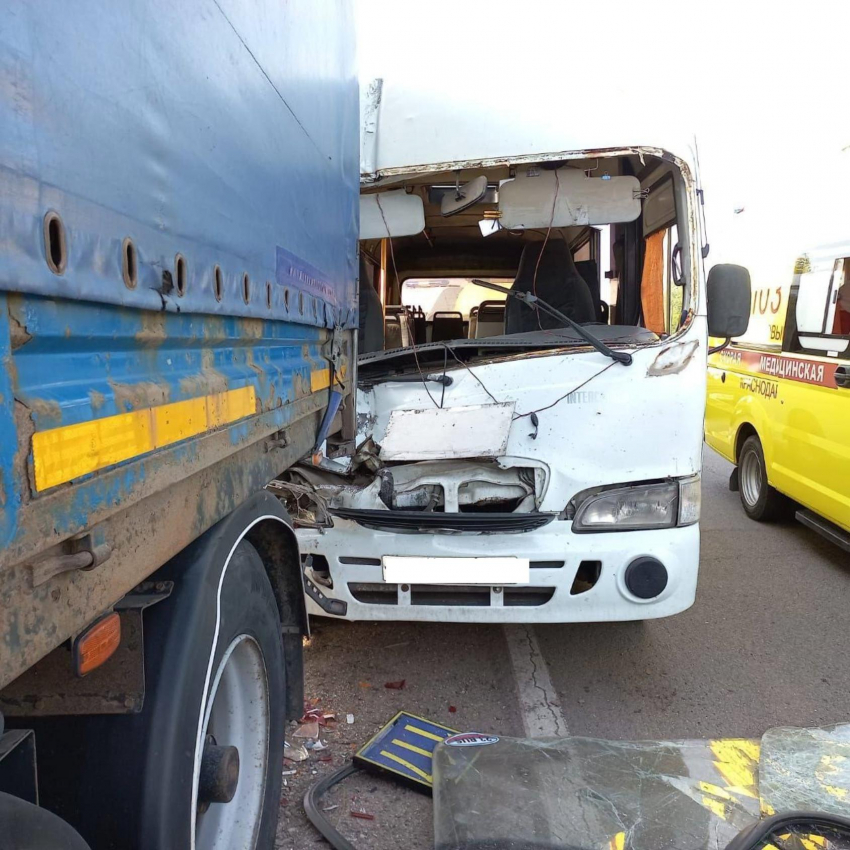 В Краснодаре автобус с 11 пассажирами врезался в стоящий грузовик