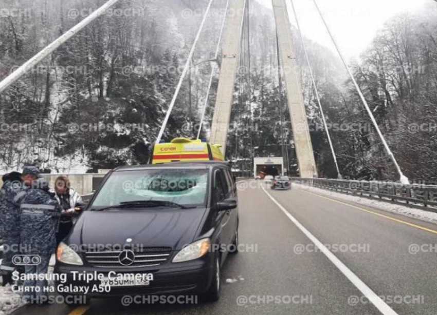 В Сочи ледяная глыба с опоры моста рухнула на проезжающий минивэн