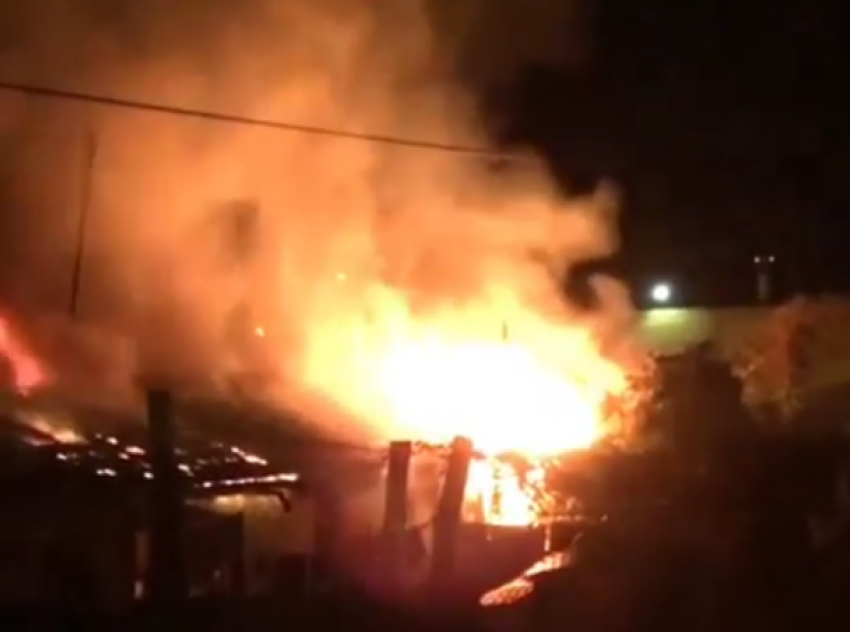  Из горящего дома в Сочи эвакуировали 10 человек 