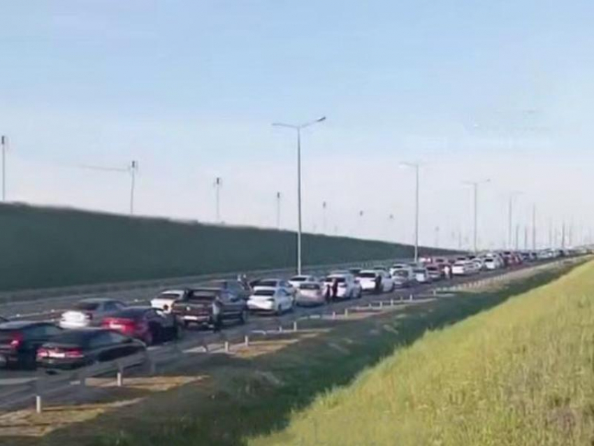 Краснодар опустел, а перед Крымским мостом встали более 2 тысяч авто: что происходит на дорогах 1 мая