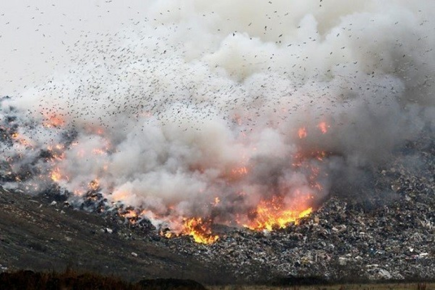 Крупный пожар произошел на свалке в Горячем Ключе