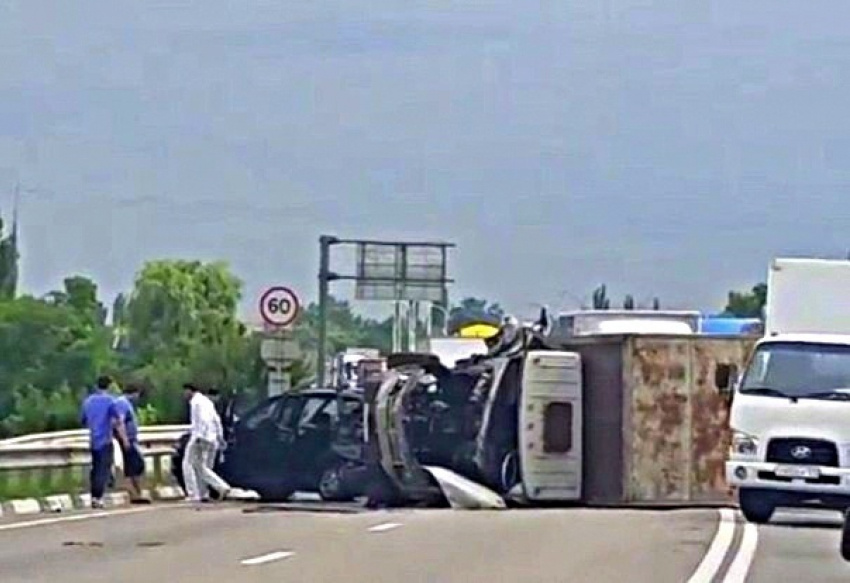 В Краснодаре водитель BMW X5 перевернул фуру