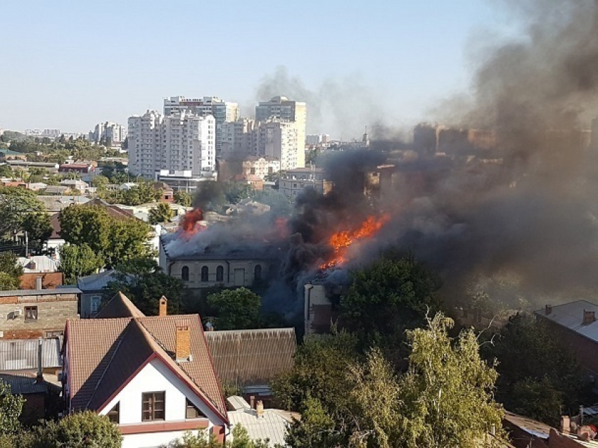 В центре Краснодара загорелось двухэтажное здание