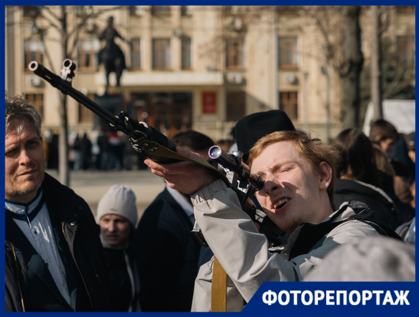 Оружие времен ВОВ и символы эпохи показали краснодарцам на выставке ко Дню освобождения