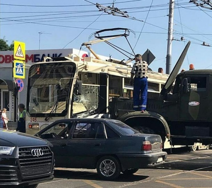  Грузовик КТТУ протаранил трамвай в Краснодаре 