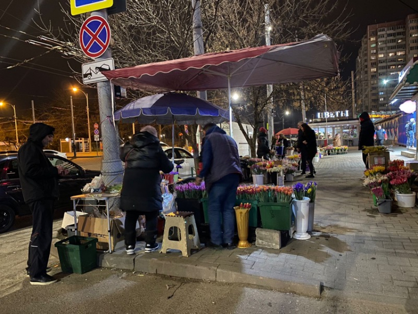 «Всю ночь будем стоять»: продавцы цветов в ожидании клиентов в Краснодаре