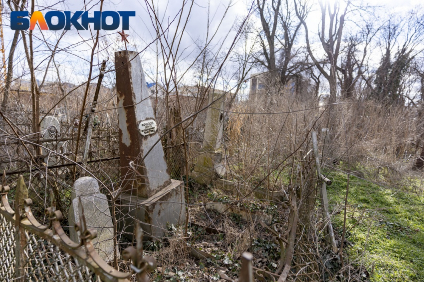В Краснодаре нашли бутылки и шприцы на могилах ветеранов ВОВ на Всесвятском кладбище
