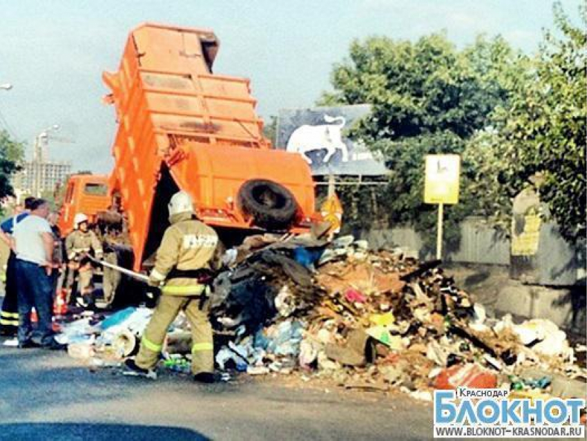 В Краснодаре из-за горящего мусоровоза образовалась пробка