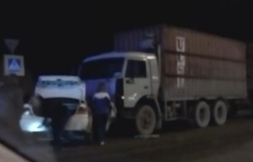 В ДТП на Кубани столкнулись три легковушки и «КамАЗ»: есть погибший