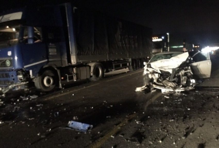 Под Краснодаром автоледи на Toyota Corolla выехала на встречку и врезалась в фуру