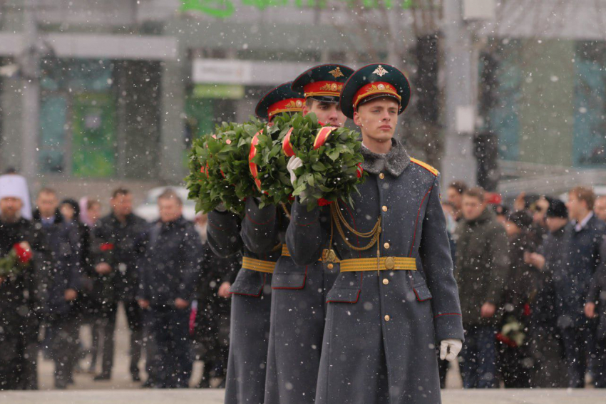 В Краснодаре в День защитника Отечества возложили цветы к Вечному огню