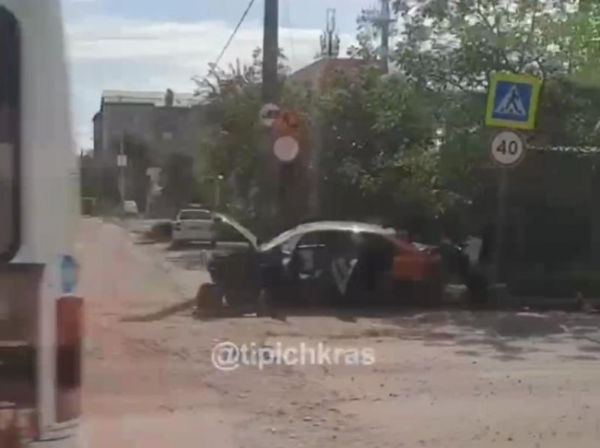 В Краснодаре после лобового столкновения каршерингового автомобиля и Газели погиб человек