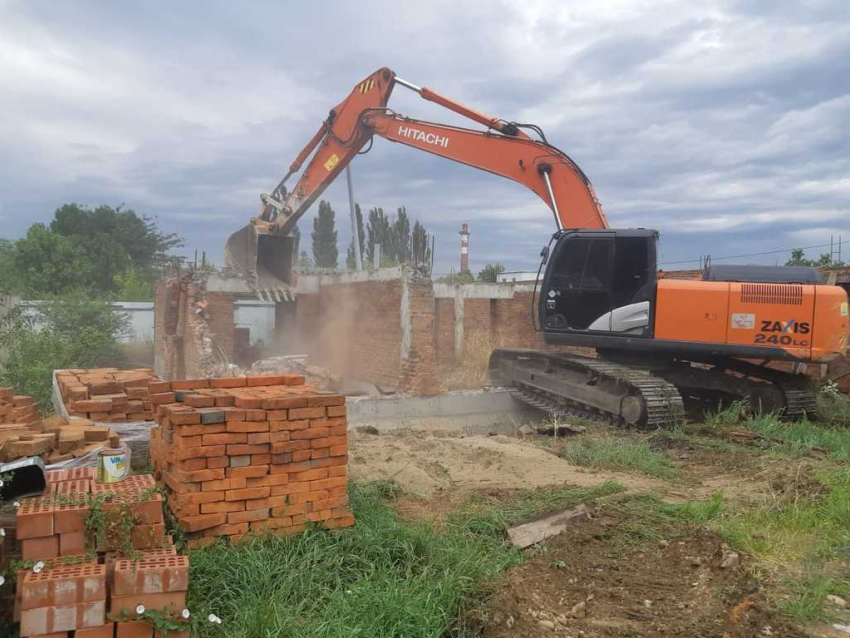 Многоквартирный самострой в поселке Индустриальном начали сносить