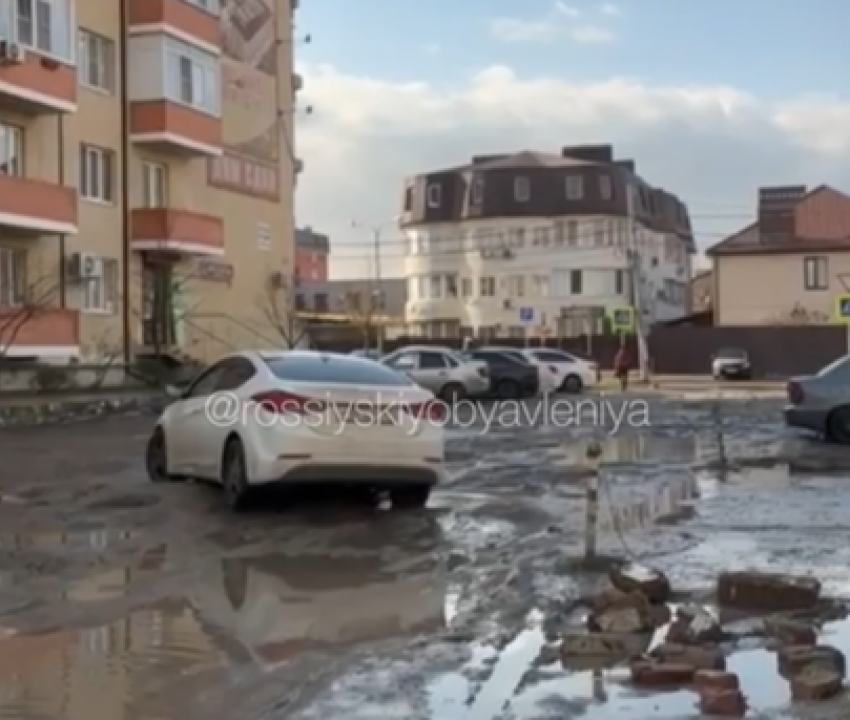 Краснодарцы назвали ситуацию с дорогой в посёлке Российском катастрофической