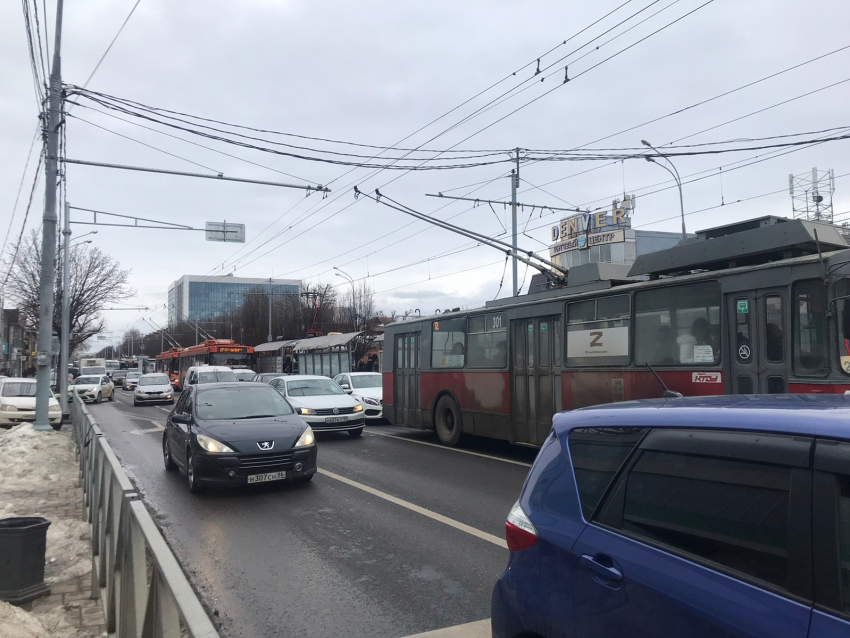 В Краснодаре утром трамваи встали в пробку из-за поломки вагона