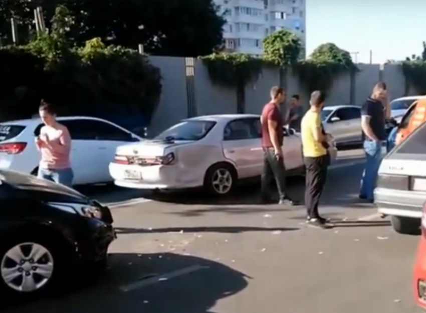 Массовая авария в Краснодаре: столкнулись пять машин 