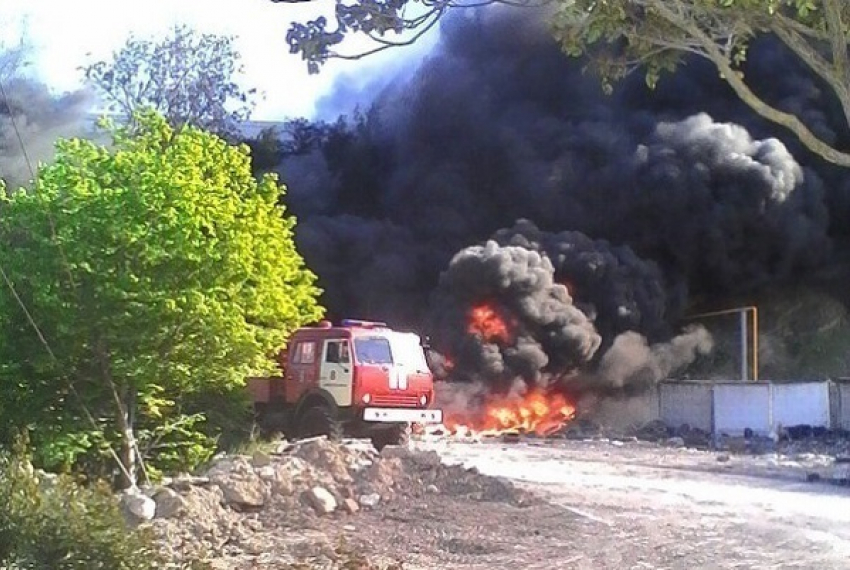 В Новороссийске горела свалка покрышек 
