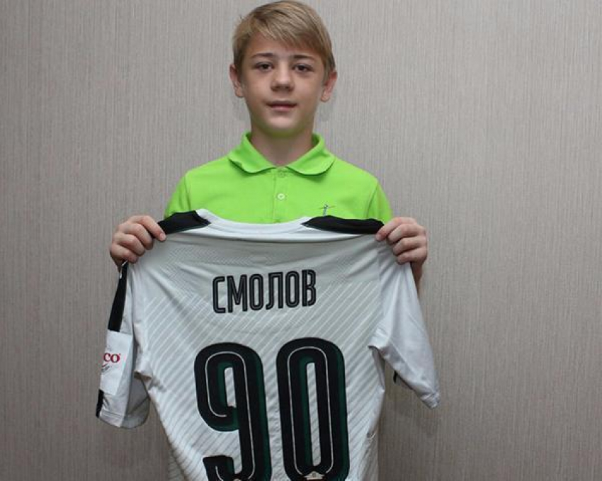 Федор Смолов подарил свою футболку мальчику из Самары