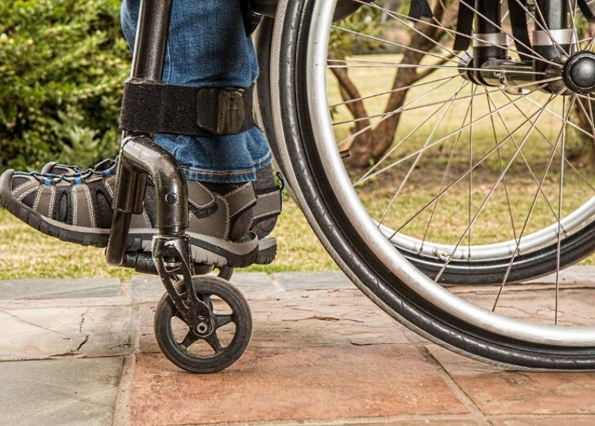 Недоступная среда: краснодарцы в инвалидных креслах не могут совладать с тротуарами 