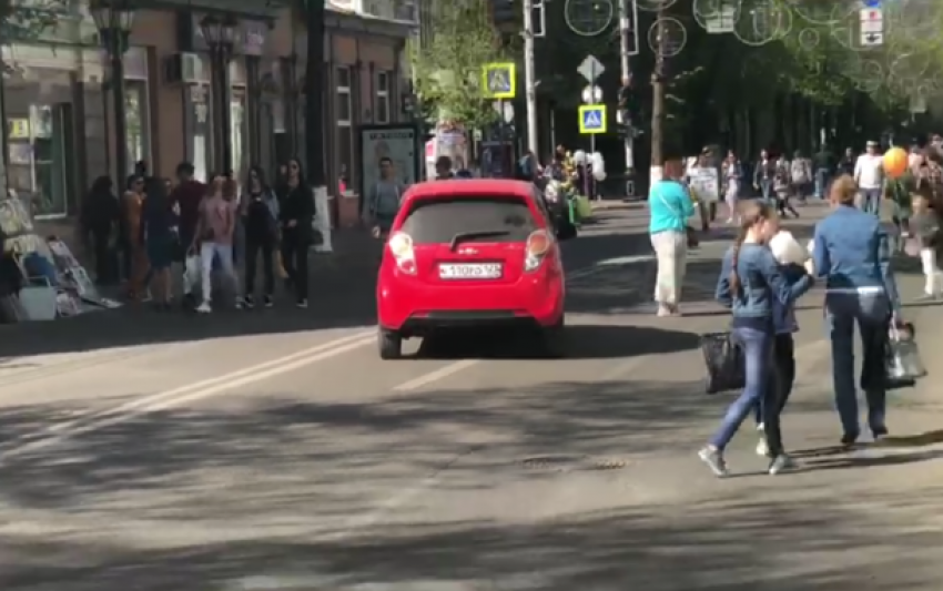  По перекрытой Красной на красной машине: По центральной улице Краснодара ездят несмотря на запрет 